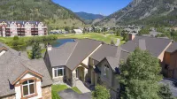 Spectacular Ski-in/Out House on Golf Course! Private Hot Tub w/ Mountain Views!