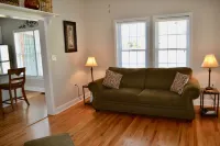 Cottage on Main - 357 Hotels in Forest City