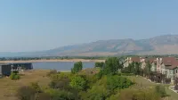 Basinview Lakeside Mountain Escape - All Season Getaway!