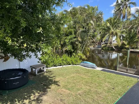 SEADREAM WITH LITE BREAKFAST, HOT TUBE, AND CANAL VIEW Отели в г. Martin County