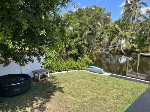 SEADREAM WITH LITE BREAKFAST, HOT TUBE, AND CANAL VIEW