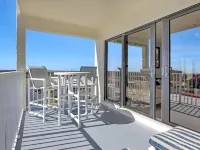 Stylish w/ Ocean View and 2 Balconies, Heated Pool, Centrally Located
