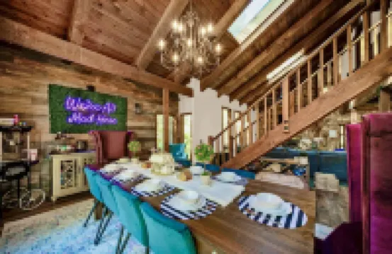 Wonderland ~ Dog friendly forest retreat, near lake, fast Wifi & EV charger