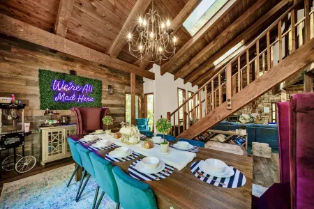 Wonderland ~ Dog friendly forest retreat, near lake, fast Wifi & EV charger