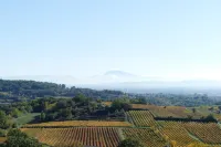 Large, tastefully renovated old house with elegant swimming pool.<br> Hôtels à : Saint-Marcel-d'Ardèche