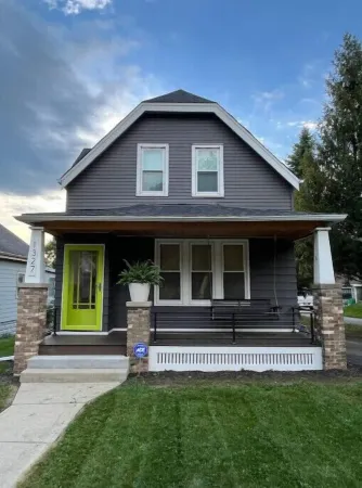 Brew City Boho - Wauwatosa Отели рядом с достопримечательностью «Time Square Watch Shop»