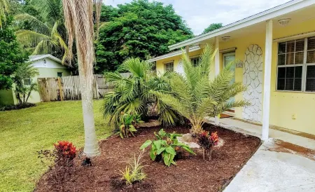 3 Bedroom 2 Bath House with pool - Close to the beach and downtown
