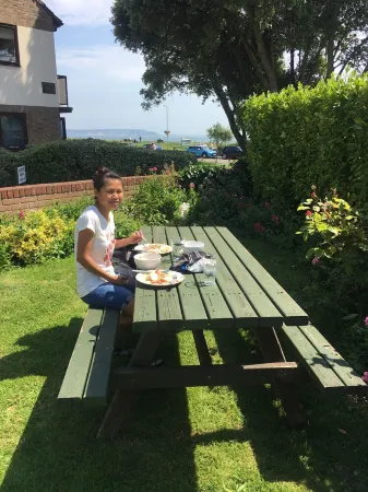 New Forest Barton-on-Sea cliff top, ground floor, garden apartmentBayside Отели в г. Нью Форест Дистрикт