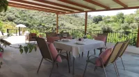 Casa rural rodeada de arboles frutales con piscinas privadas y wifi