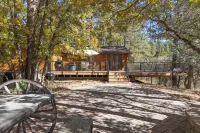 NEW! CozyCreekCabin-Treehouse-Large Deck-Mountain Home Upper Goldwater Lake parking附近的飯店