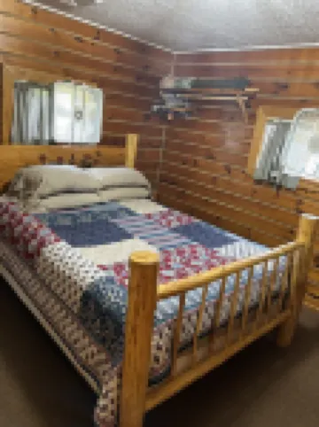 Cozy 2 bedroom cabin on a 20 acre lake