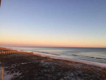 Gorgeous Gulf Front Beach Oasis - Emerald Surf #302 Отели рядом с достопримечательностью «Наварр Бич Си Тертл Консервейшен Сентер»