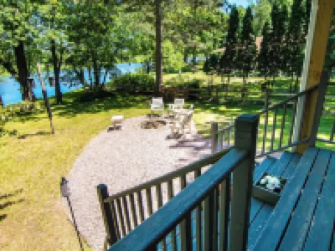 Perfect Waterfront Getaway between the Lakes 馬凱特縣酒店