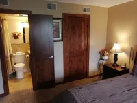 Sleeps 7- King Primary, Queen Loft, Full Size Bunk Beds + Twin, 2 Full Bathrooms The Juniper Tree附近的飯店