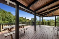 Peaceful 5-bedroom cabin with hot tub and views