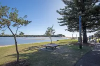 Beachside beauty - walk to surf, lake & cafés