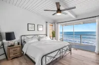 Beachfront Bliss - Steps to Sand + 5 Large BRs - 3성급