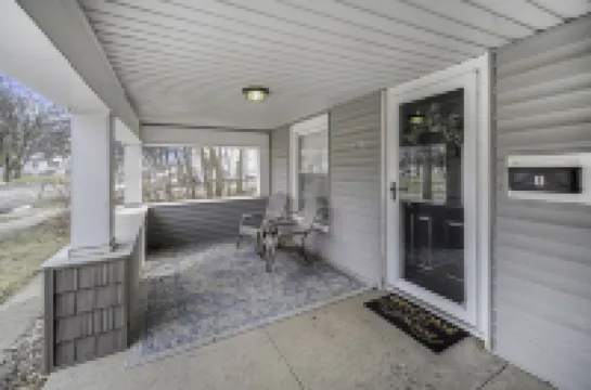 Updated Modern & Spacious 2 bed Apartment Near Everything!