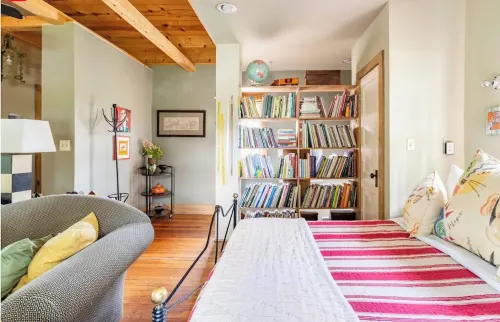 Downtown Carriage House Studio : Dream under Vaulted Ceilings