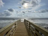 Newly Renovated, Private Pool, 2 minute walk to beach, Putting Green