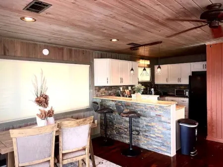 Cheerful 1-Bedroom 2-Bath Lake House Experience!!!