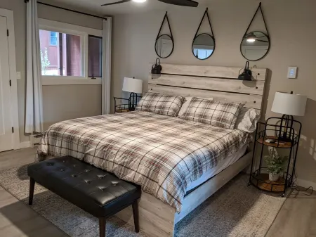 Modern getaway! Relax, bike, hike, and shred!