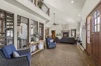 Flagstaff Retreat w/Mountain Views: Fire Pit, Hot tub, Fireplace, Near Snowbowl