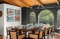 Uptown Splash - Views! 5Br 4BA Heated Pool Spa Firepit GamesRm Minigolf Location