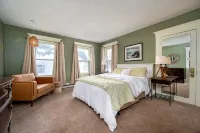 Stylish Victorian in Historic District Hotels near Sailwinds Playground