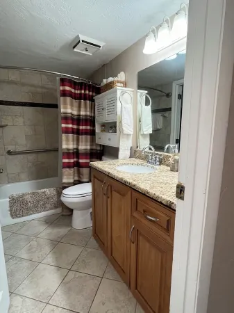 Cozy 1-bedroom condo with AC, WiFi, and Pool in Daytona Beach Shores, Florida. Отели рядом с достопримечательностью «Парк Ван Авеню»