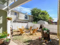 Cozy cottage with rooftop deck, fire pit, hot tub & community boat dock and cove Hotels in Bosque County