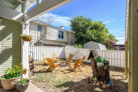 Cozy cottage with rooftop deck, fire pit, hot tub & community boat dock and cove