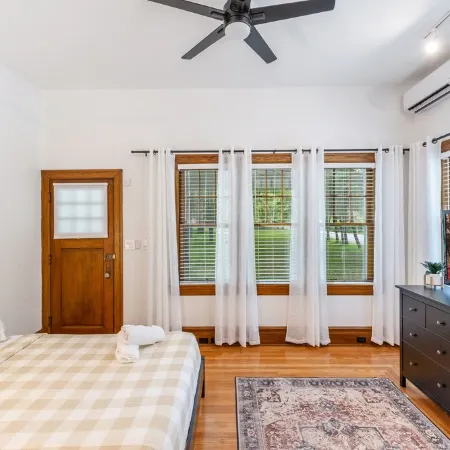 8 bedroom Manor - Hot Tub - Game Room - Fire Pit - Sleeps 22