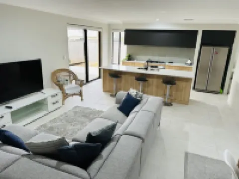 New 5 Bedroom Home 1km from the Beautiful Busselton Beaches