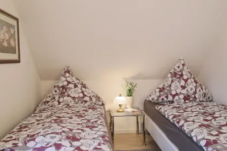 Ferienhaus Wilhelmine - Apartment sole upper floor Отели в г. Крумхёрн