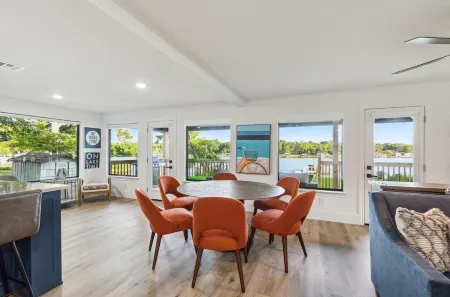 New Lakehouse on Calm Cove- Big Enough for Whole Family + FREE Kayaks & SUPs 🐶☀️