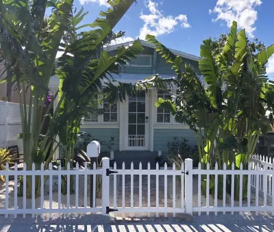 Blue Lizard Cottage 2 - Walk/Bike Downtown&Beach Hotels in der Nähe von St. Andrew's Lutheran Church