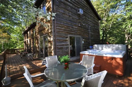 Karaoke!•LUX French Chalet•HotTub•Pool Table•FirePit•Pets•AC•Beach+Lake Access!