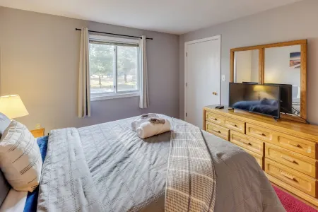 LOON-tastic location minutes away from the Slopes! Отели в г. North Woodstock