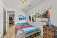 Beaver Street Stone Lodge w/AC, Fully Fenced Yard, W/D, 3 Smart TVs, Speedy WiFi