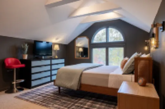 Modern Mount Snow Gnarvana - Walk to Lodge & Lifts, Balcony, Loft