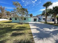 Canal home with direct river and gulf access, kayaks, hot tub, boat & motor inc