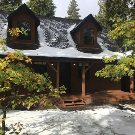 Spacious cabin with AC, private lake, hot tub, movie room