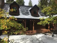 Spacious cabin with AC, private lake, hot tub, movie room