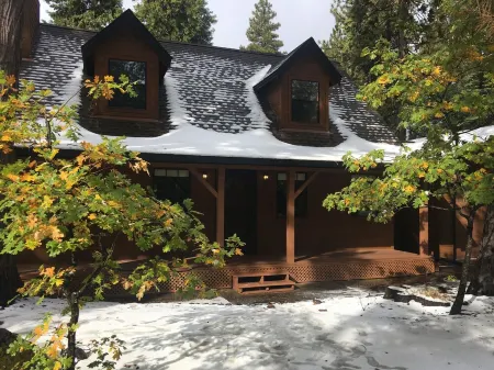 Spacious cabin with AC, private lake, hot tub, movie room