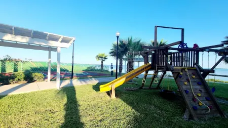 Beautiful And Cozy Bayfront Getaway at Port Isabel Отели в г. Порт Исабел