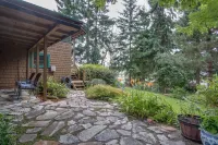 PEACEFUL WATERFRONT RETREAT 30-MINUTE FERRY RIDE FROM SEATTLE!