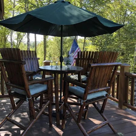 Gorgeous White Mountain Log Home in Franconia - Hike, Bike, Golf, Ski and More!