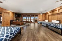 ★Main Lodge ★Delightfully Retreat Texas Ranch, lake, sleep 28-32★