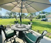 Florida style home walking distance to Barefoot Beach